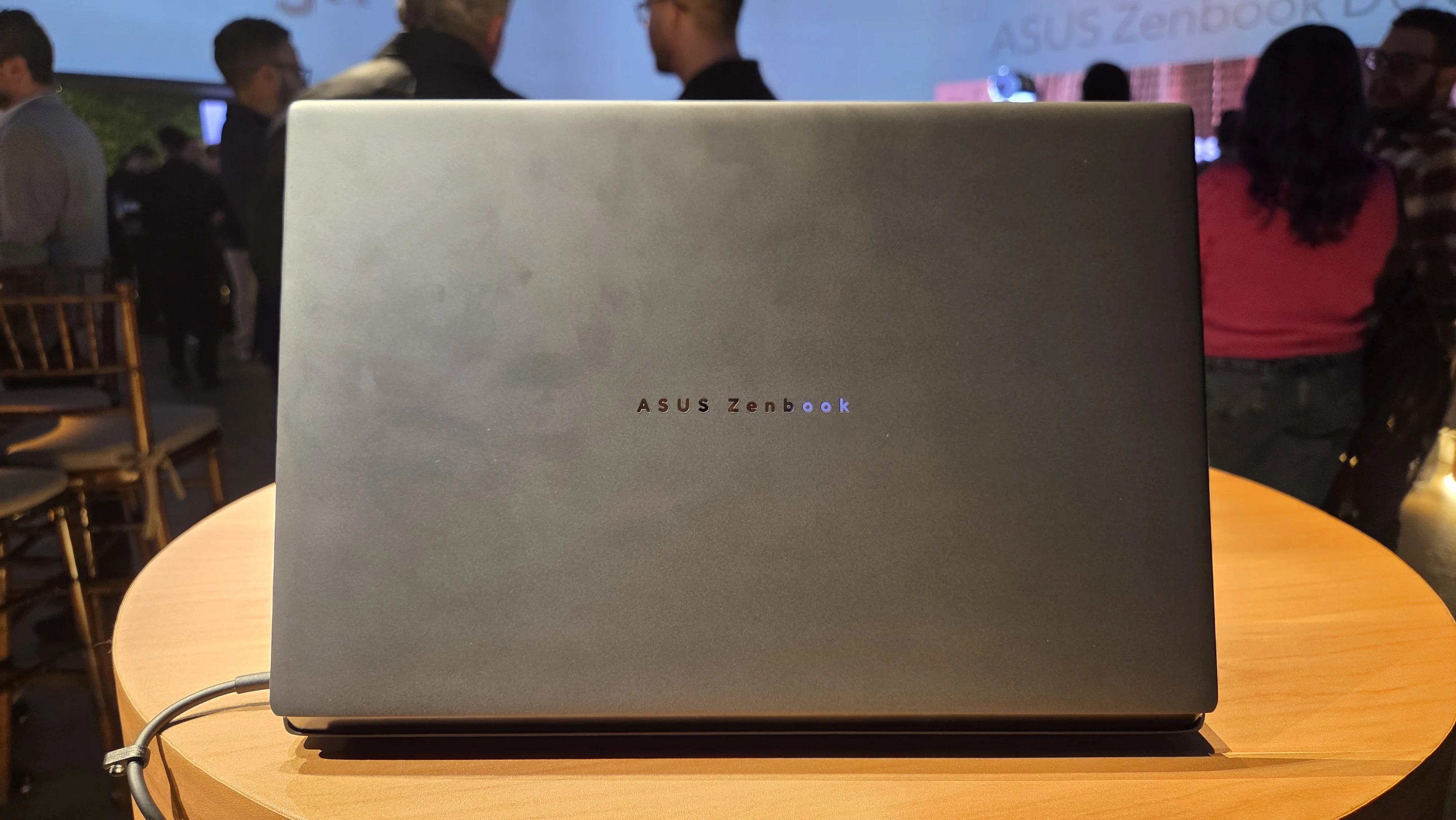 ASUS lança notebook com duas telas e melhor chip da Intel